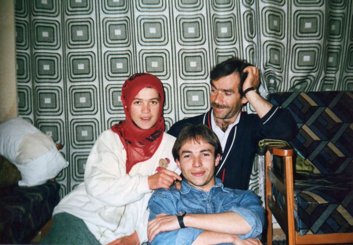 olcokcevat's tweet photo. Benim kardeşim, çilekeş ağabeyim.
Yoldaşım, vefalı Erdoğan ağabeyim…

Sen ne güzel bir adamdın…
Sakin ve huzur veren bir sığınaktın…

Sen gideli 18 yıl oldu.
Her geçen gün seni daha çok özlüyoruz.

Mekanın cennet ruhun şad olsun. https://t.co/F6REzMC8qp