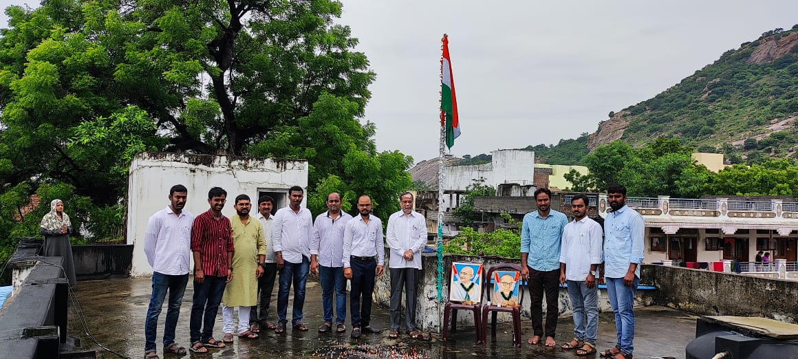 IndiaPost508001's tweet photo. Flag Hoisted at Divisional Office, Nalgonda by Shri K Raghunadha Swamy, SPO's, Nalgonda Postal Division. https://t.co/RslSegdQMW