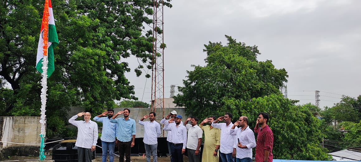 IndiaPost508001's tweet photo. Flag Hoisted at Divisional Office, Nalgonda by Shri K Raghunadha Swamy, SPO's, Nalgonda Postal Division. https://t.co/RslSegdQMW
