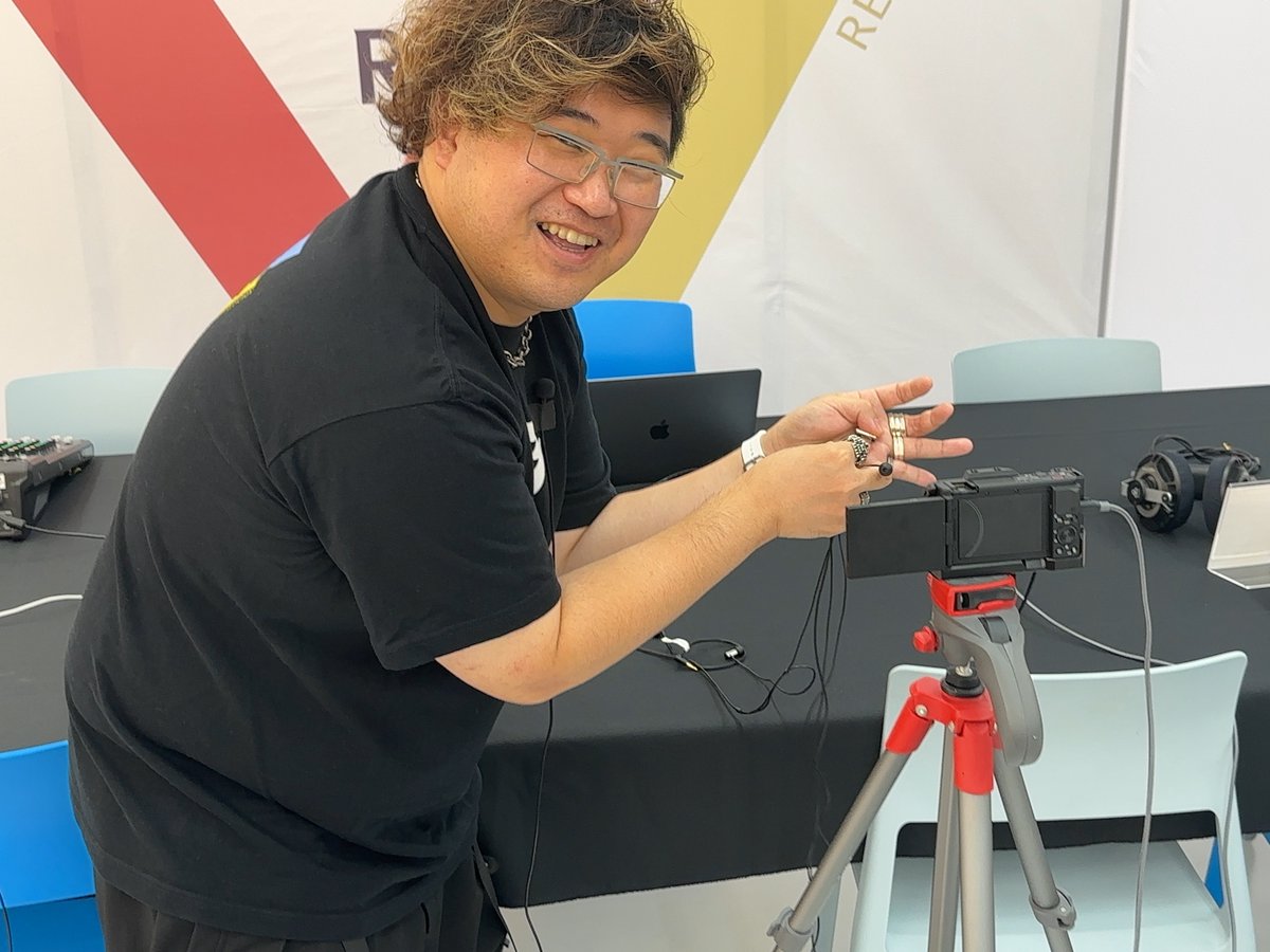 reb_audio's tweet photo. #final の定番イヤホン #E3000 と #REB 新定番モデル #GRID01 を実物にて比較しています!
どちらもステンレス筐体ですが、細かいところに違いが…?
■生配信中!ご視聴はこちら
https://t.co/La6VXCQv2l
#GRID01 #MAKEシリーズ https://t.co/8Zbpw1ZJmZ