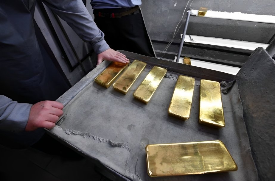 Economy_ME's tweet photo. Restricting gold imports aims at sparking economic recovery in Türkiye

تركيا تفرض قيوداً على واردات الذهب لدفع الانتعاش الاقتصادي في البلاد

Read more: https://t.co/4Q11KxfkOX

#EconomyMiddleEast #Economy #Turkey #Inflation #InflationTurkey #finance #TurkeyToday #EconomicRecovery 
#تركيا #اقتصاد #تضخم
