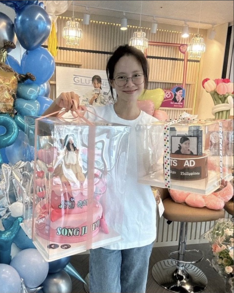 foreverjihyo's tweet photo. Song Jihyo with SJH International x Baidu SJH Bar gifts 😍 

Thank you for showing your appreciation to all your fans Jihyo~yaaa. Again, we love you ❤️

#송지효 #SongJiHyo #宋智孝  #ソンジヒョ 
#HappySongJihyoDay https://t.co/aWlLC4lM61