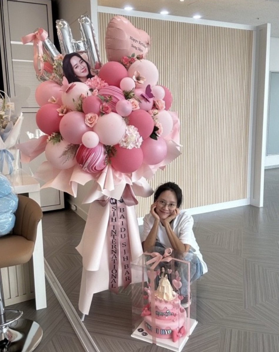 foreverjihyo's tweet photo. Song Jihyo with SJH International x Baidu SJH Bar gifts 😍 

Thank you for showing your appreciation to all your fans Jihyo~yaaa. Again, we love you ❤️

#송지효 #SongJiHyo #宋智孝  #ソンジヒョ 
#HappySongJihyoDay https://t.co/aWlLC4lM61