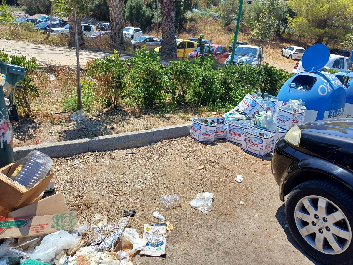 nickdamv's tweet photo. Αυτή την εικόνα παρουσιάζει η κεντρική παραλιακή οδός της Κυπαρισσιας μπροστά ακριβώς από την παραλία και δίπλα σε 2 γνωστά beach bars. Συγχαρητήρια στον Δήμαρχο https://t.co/ZbVaCBJauP