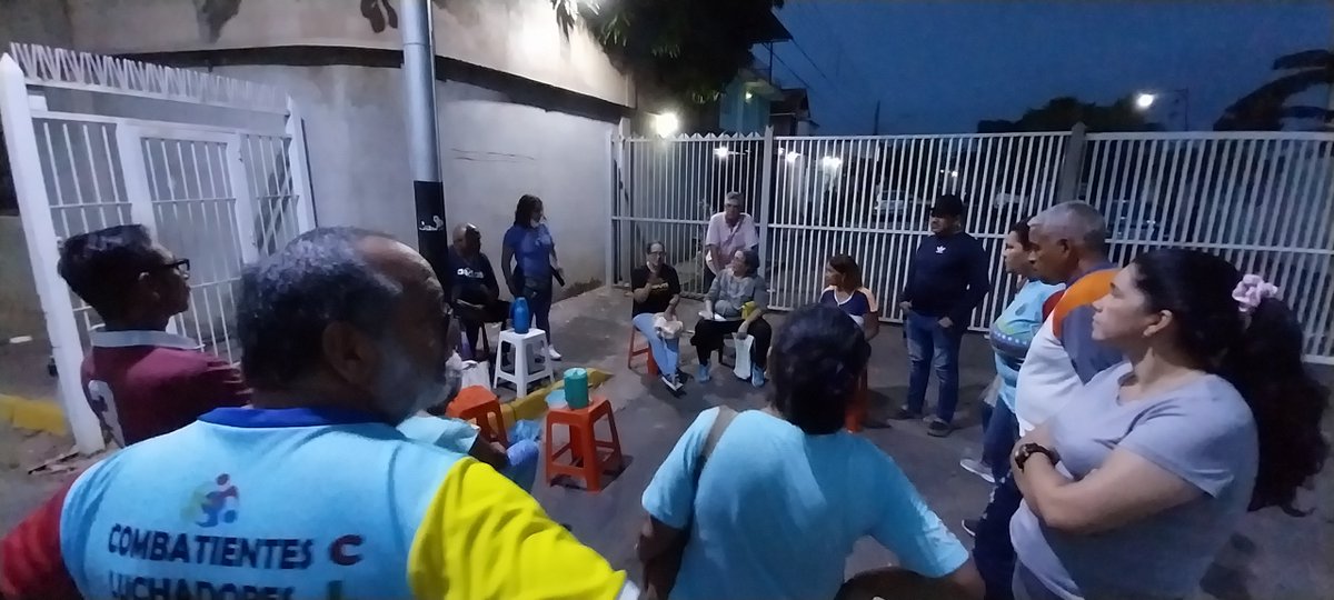 arcosvasquez's tweet photo. #Fotos 📸|| Preparando la Vanguardia del #PoderPopular para la Renovación de Vocerías del Consejo Comunal en #RiberasDelCaroni parroquia Unare, municipio Caroní @ComunasVE_ @Fundacomunal_Ve @UnionComunera @Mcomunasbolivar @jaarreaza @JOrtizcomun https://t.co/KxfU44yytD