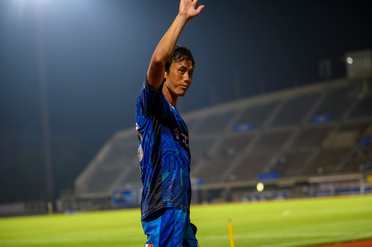 shota_aoki10's tweet photo. 先日、33歳になりました。
今サッカーを出来てる幸せを噛み締めて、成長出来るように頑張ります。
33(さんさん)と輝ける一年を過ごせるように、精進していきます。
子供たちから歌のサプライズ、本当に嬉しかったです。
お祝いのメッセージ、皆さんありがとうございました。
#ブラウブリッツ秋田 https://t.co/ZRWrJ6ulGI