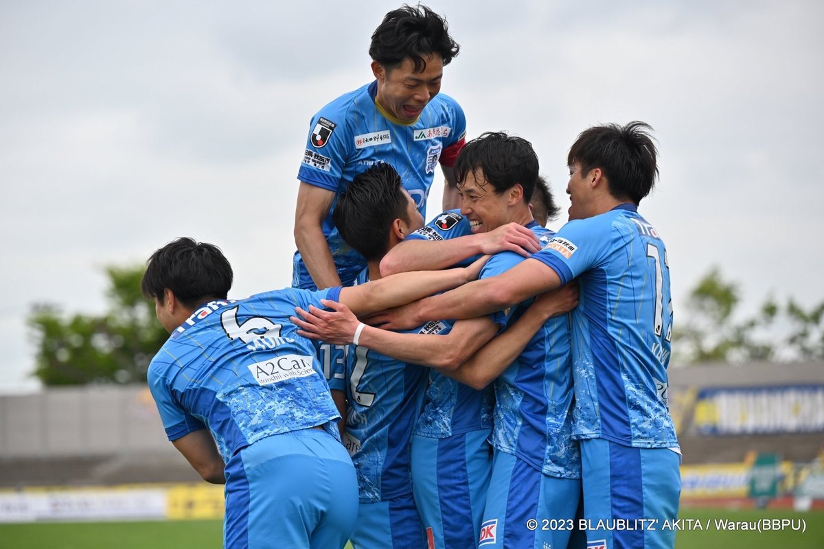 shota_aoki10's tweet photo. 先日、33歳になりました。
今サッカーを出来てる幸せを噛み締めて、成長出来るように頑張ります。
33(さんさん)と輝ける一年を過ごせるように、精進していきます。
子供たちから歌のサプライズ、本当に嬉しかったです。
お祝いのメッセージ、皆さんありがとうございました。
#ブラウブリッツ秋田 https://t.co/ZRWrJ6ulGI