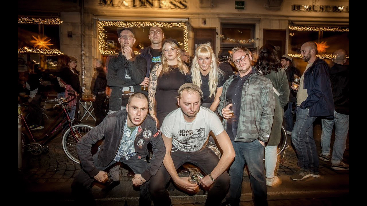 saxdresden's tweet photo. Das #Stadtfest #Dresden hat der @GrooveStationDD und #SAXKonzerte die Möglichkeit gegeben, das Freitagsprogramm für die Bühne Goldener Reiter zusammenzustellen. 19 Uhr geht es los mit Empty Pint and the Hot Shots, 20.15 folgt #Alphonzo und um 21.45 Uhr #FreddyFischer. https://t.co/xtkwdkkKct