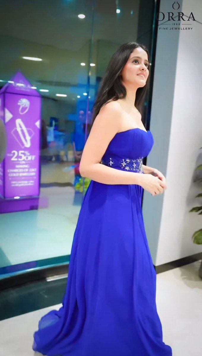 Gorgeous girl 💙👑
#Ayeshains 
#Ayeshasingh