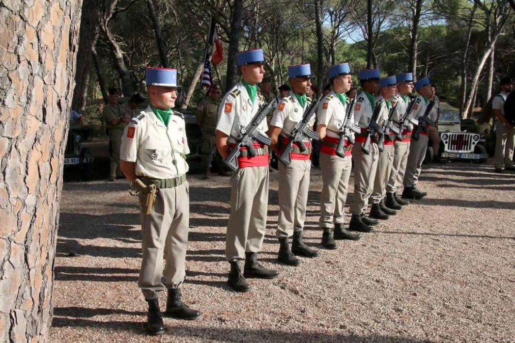 1RCA_canjuers's tweet image. Le #1erRCA a participé hier à la cérémonie marquant le 79e anniversaire de la libération de La Motte, premier village libéré à la veille du débarquement sur les plages de Provence. 🪖

#NotreDéfense #EnleurSouvenir #CohésionDéfense #COME2CIA 

📸 MAJ Michel