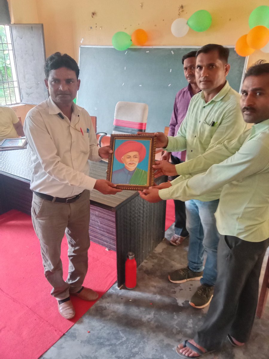 आज ग्राम पंचायत रोशिंगपुर के राजकीय विद्यालय प्रधानाचार्य महोदय को ज्योति राव फूले की तस्वीर भेंट करते हुए प्रदीप शाक्य प्रधान रोशिगपुर।