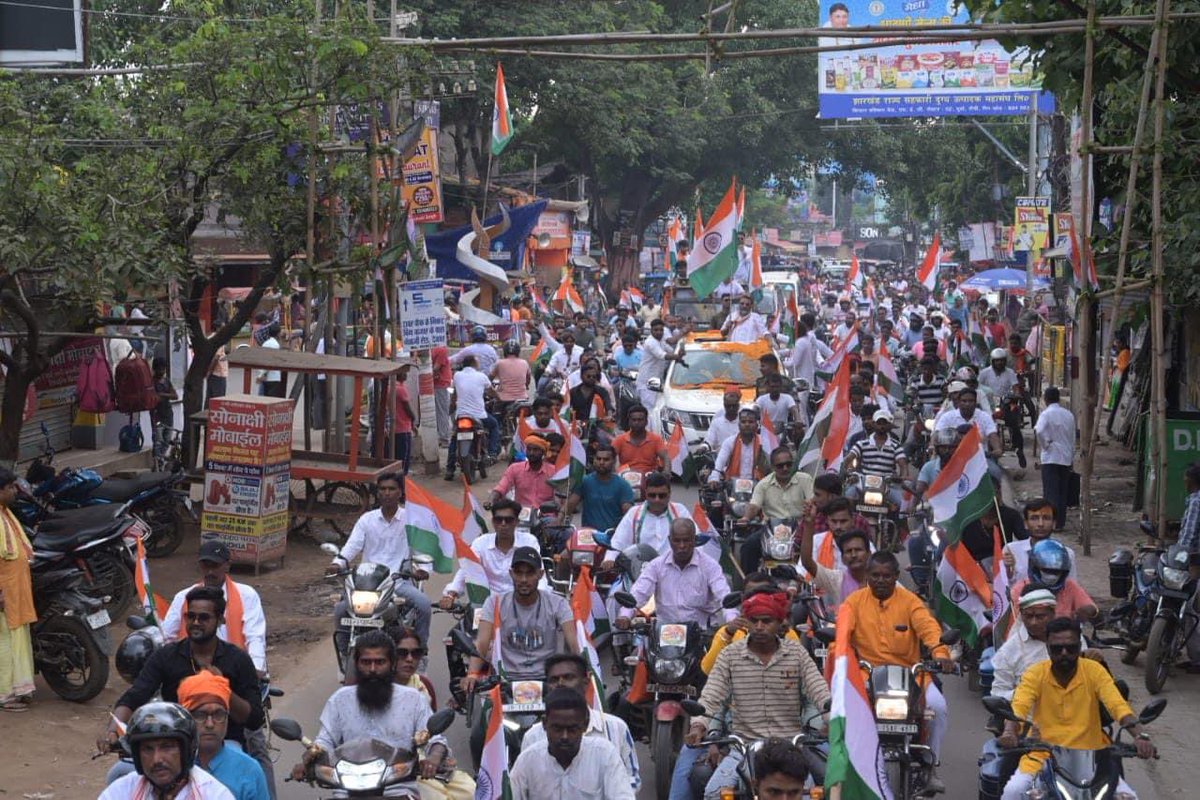 nishikant_dubey's tweet photo. माननीय प्रधानमंत्री जी @narendramodi के आह्वान पर आज ऐतिहासिक तिरंगा यात्रा देवघर में । हमने परिवारवादी,भ्रष्टाचारी व तुष्टिकरण से मुक्ति का संकल्प लिया https://t.co/qapvJQY8Vp