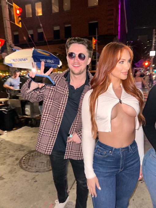 Someone come get your man 😂 Photobombing like a pro over here #kingstreet #toronto #Canada https://t<a href="/tag/toronto"class="tags"><span>#toronto</span></a><a href="/tag/canada"class="tags"><span>#canada</span></a><a href="/tag/kingstreet"class="tags"><span>#kingstreet</span></a>