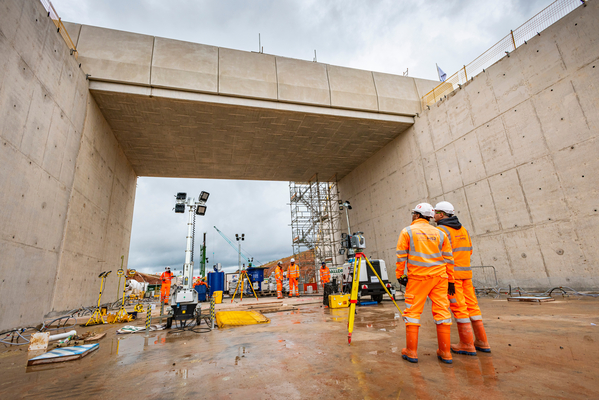 Bridges, bridges and more bridges 📸 🤩. 

Demolition of a bridge over the M42 📸. 

A 2,600 tonne bridge driven under the existing South #Staffordshire freight railway line 📸. 
  
A 5,600 tonne bridge moved under the Coventry to Leamington railway 📸. 

 #HS2InPictures