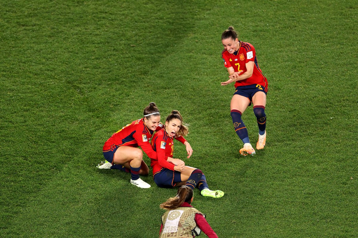 ⚽️ Mujeres haciendo historia‼️

✌🏼¡Enhorabuena a la Selección Femenina!

✅ Salma Paralluelo y Olga Carmona dan el pase a la final del Mundial a España tras imponerse ante Suecia.

cadenaser.com/nacional/2023/…
