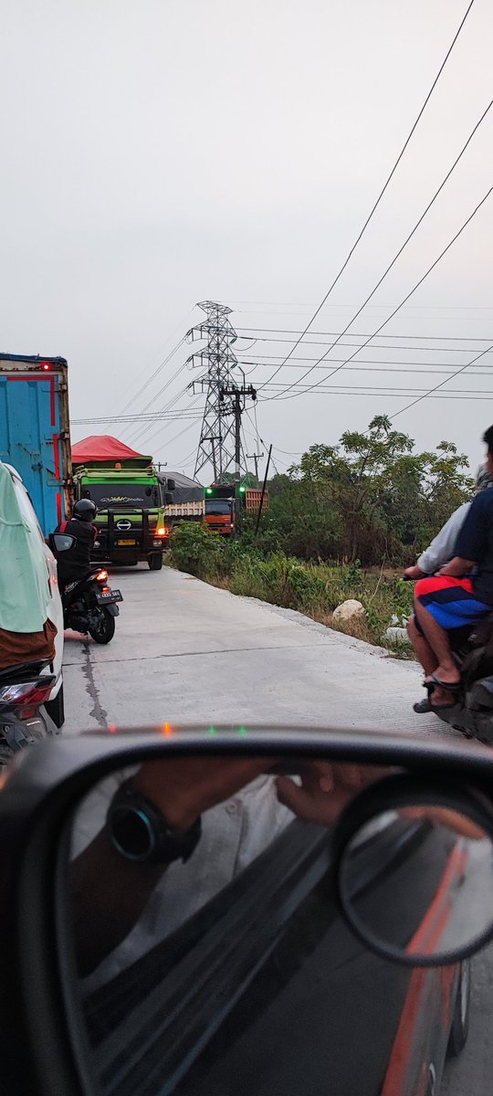 Jalan cicau tiap hari begini penuh dengan dan truck <a href="/pemkabekasi/">Pemerintah Kabupaten Bekasi</a> tidak pernah ada pengawasan sayang baru aja di cor