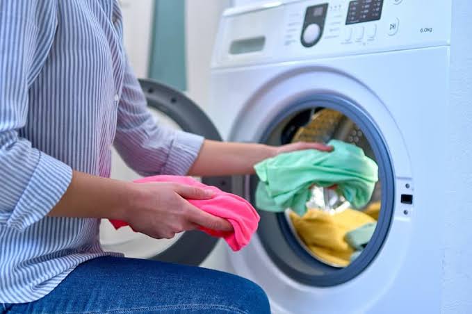 DİKKATLE OKU:
Çamaşır Yumuşatıcılarının İçerdiği Kimyasallar ve Zararları; Gizli Tehlike!

1. Alpha-Terpineol: Baş dönmesi, baş ağrısı, hafıza kaybı ve hatta yüzde uyuşukluk, boyun ve sırt ağrısı gibi sağlık sorunlarına neden olabilir.

2. Benzil asetat: Pankreatik kansere neden