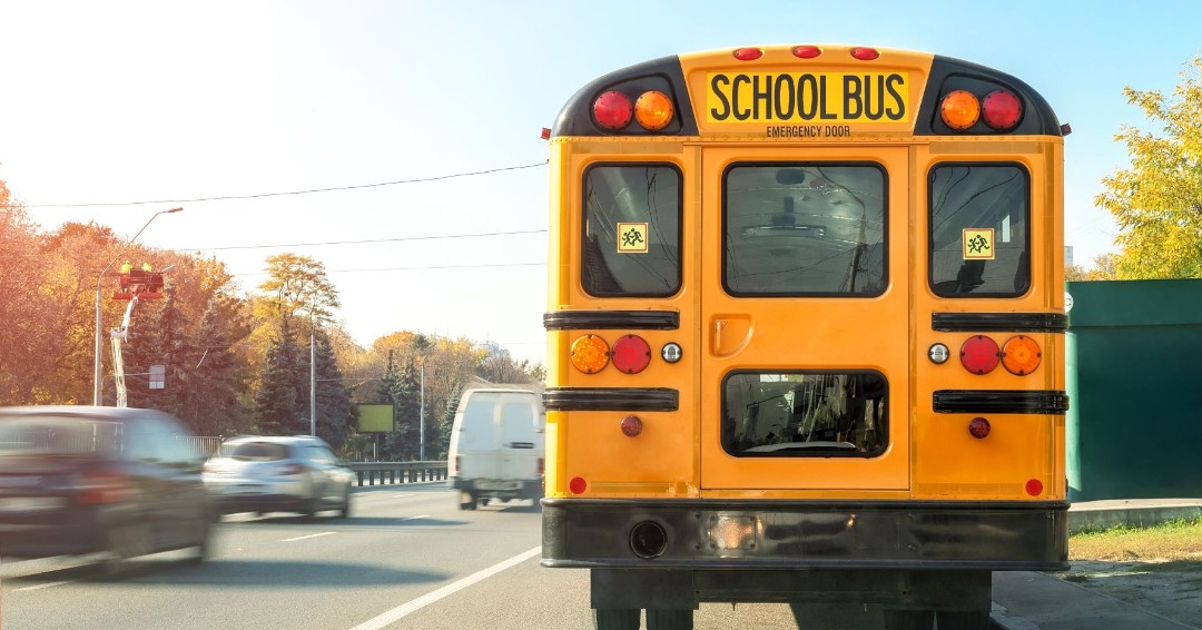 INBMV's tweet image. Maybe you're used to back-to-school traffic. But kids may not be, especially new student drivers. Stay alert in school zones not only for kids walking but for inexperienced drivers leaving the premises. #INBMV #teendrivers #schoolsafety 
ow.ly/Ano350Pz0If