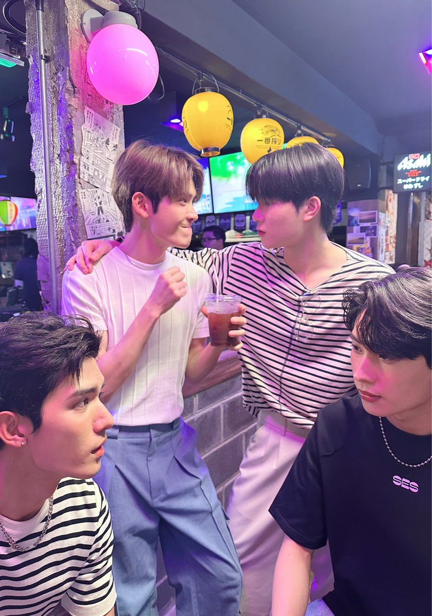 middleloveth's tweet photo. รวมตัวชาวแก๊ง 📁✨

ถ่ายทำคิว 4 วันนี้ พี่เจต น้องไม้ คิง และเอื้อ อยู่ด้วยกันพร้อมหน้า! 

ซีนนี้แอดมินรับประกันความป่วนค่ะ 😆

 #พี่เจตคนกลางQ4 https://t.co/d1aHve9clQ