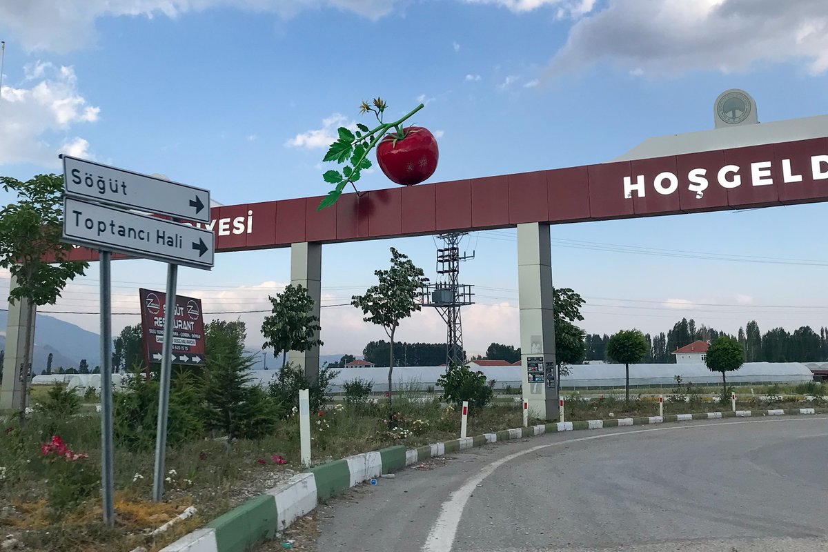 _inconclusion_'s tweet photo. Sometimes a sign is more than words; sometimes, it is a giant fruit statue in the middle of the road. To hear about other odd signs, listen to our episode "So You Weren't Fooled By The Sign ".

Listen to the episode here:
https://t.co/K1xPWrFZLU https://t.co/jbvlGAuVZc