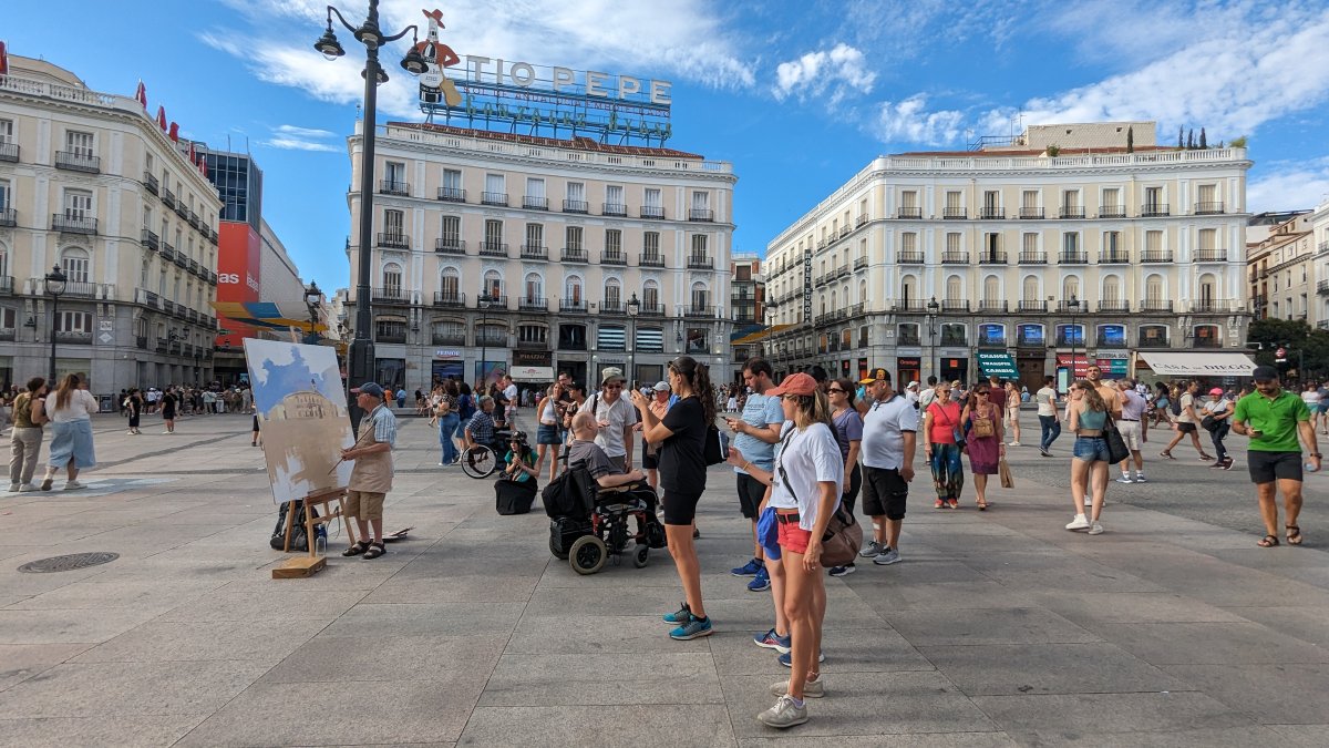 itineratur's tweet photo. El pintor vivo español más cotizado de la historia no se ha ido a la playa sino que estaba ayer, con 87 años, bajo un sol de justicia, pintando en el kilómetro cero de España, frente al cartel del Tío Pepe.

Y eso merece un intento de explicación. 

#MiniHilo 👇 https://t.co/34XARdqZru