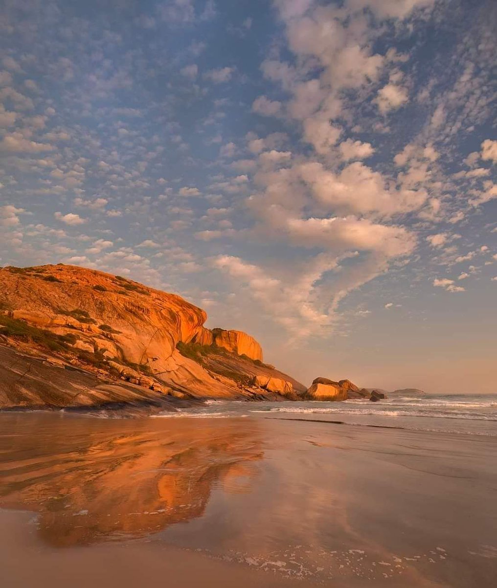 Beautiful West Beach, #Esperance at Golden Hour....😊 #thetide #visitesperance <a href="/WestAustralia/">Western Australia</a> <a href="/TheTide/">The Tide</a> <a href="/EspExpress/">Esperance Express</a> <a href="/Shire_Esperance/">Shire of Esperance</a>