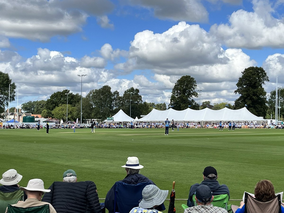 Bit of cloud but plenty in for proper cricket 🏏 #SurreyCricket #CountyCricketMatters #TheRey #ThreeFeathers #OneDayCup