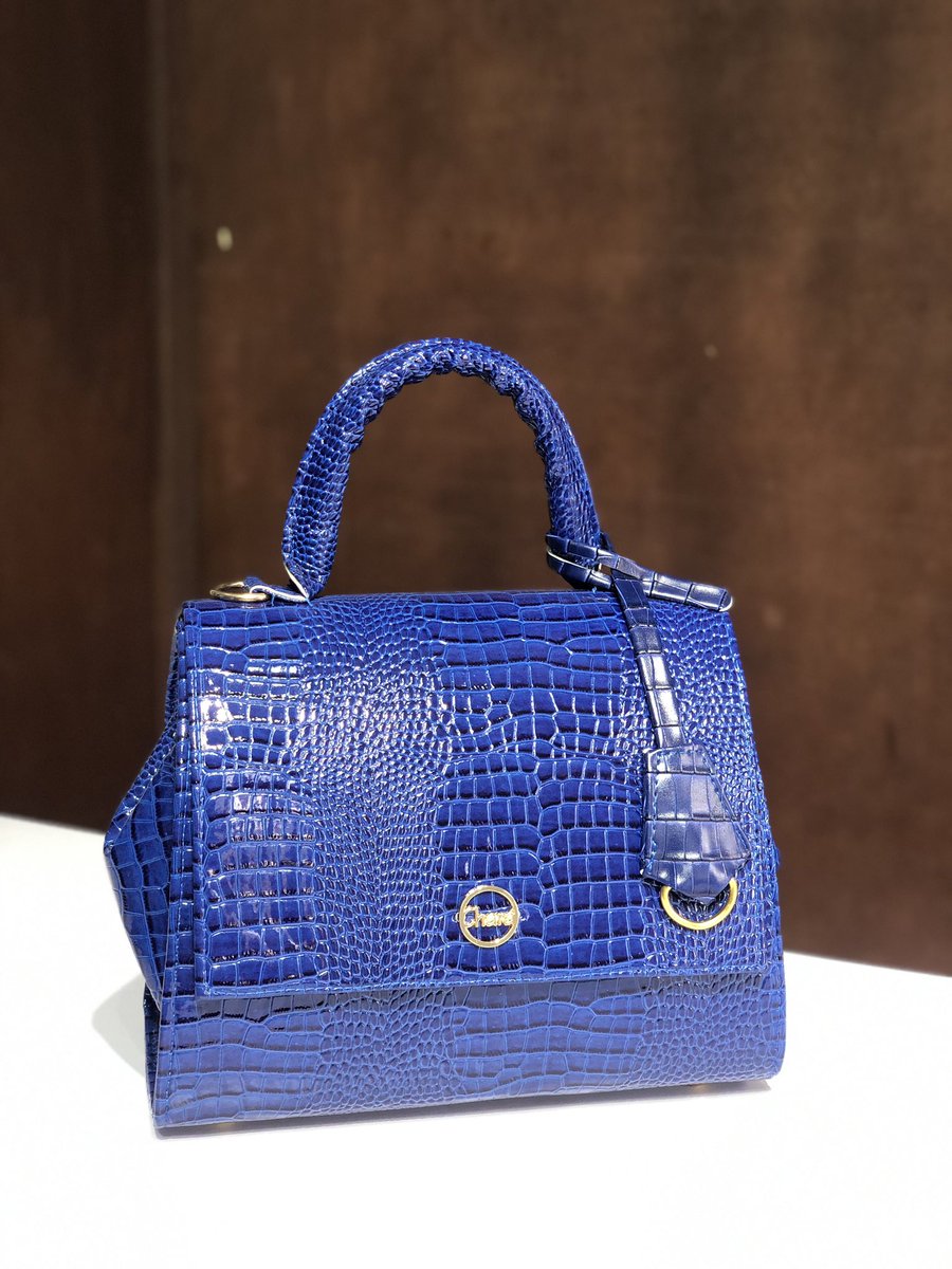 charaluxury's tweet photo. Red or Blue?

Your new favorite😍🔥

The “TEEMMIE” Bag 

Price: 25,000 Naira
Size: Midi

Available for immediate pick up or delivery 

To order, send a Dm or click link in bio

#charáwoman
#madeinnigeria #pagesbydamicommerce #flutterwavecommerce #flutterwavemarket
#bagsinlagos https://t.co/HdwcIdaEJ1