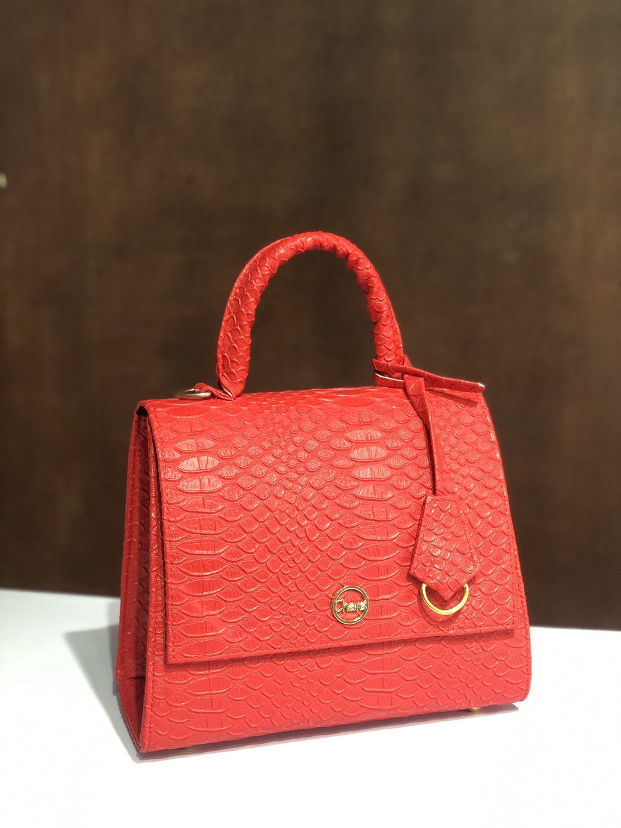 charaluxury's tweet photo. Red or Blue?

Your new favorite😍🔥

The “TEEMMIE” Bag 

Price: 25,000 Naira
Size: Midi

Available for immediate pick up or delivery 

To order, send a Dm or click link in bio

#charáwoman
#madeinnigeria #pagesbydamicommerce #flutterwavecommerce #flutterwavemarket
#bagsinlagos https://t.co/HdwcIdaEJ1