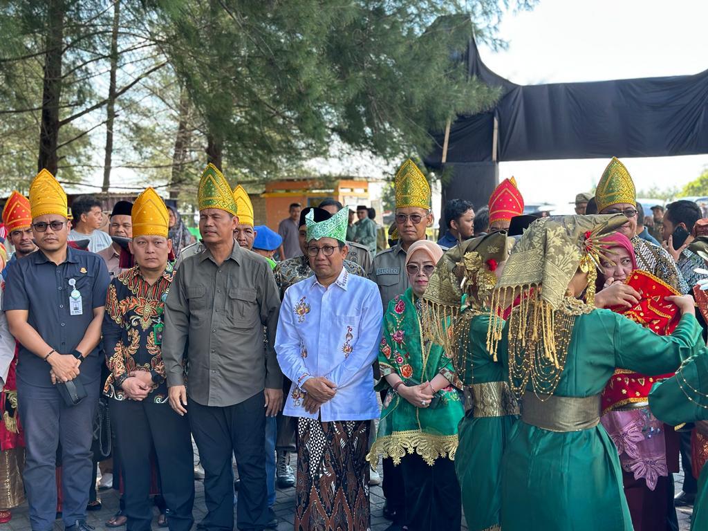 #DesaWisataNusantara 
<a href="/jokowi/">Joko Widodo</a> 
<a href="/halimiskandarnu/">ABDUL HALIM ISKANDAR</a>
@Kemendespdtt
<a href="/malik_haramain/">malikharamain</a>
<a href="/imansyukri/">Iman Sukri</a>
<a href="/taufikmadjid71/">IG : taufik.madjid</a>
@yusradaridesa 
<a href="/azzameldzikrie/">#SantriIndonesia</a> 
<a href="/tppkemendes/">TPP KEMENDES</a>