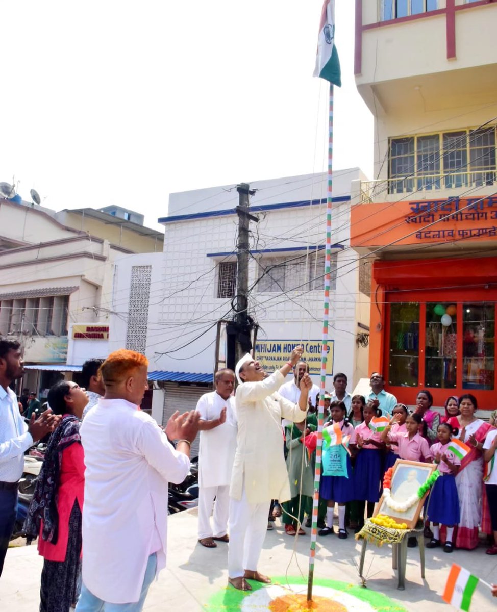 Badlao1982's tweet photo. Celebrating 77th India Independence Day with pride and purpose!

Tricolor soared high at Badlao Foundation's various locations. Shri Arvind and Mrs. Mita Ghosh led the flag hoisting. Shri Prem Sah added fervor at Khadi Emporium. https://t.co/gwpR7Ag0SR