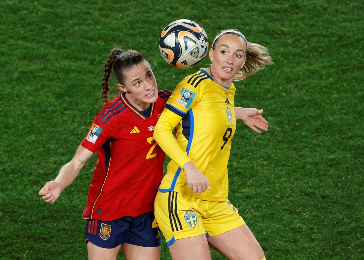 DailySweden's tweet photo. Spain's Ona Batlle in action with Sweden's Kosovare Asllani at Eden Park, Auckland, New Zealand Tuesday morning.
#SwedenvsSpain #SpainSweden #SpainVsSweden #spainvsweden https://t.co/iyZcXqkLvz