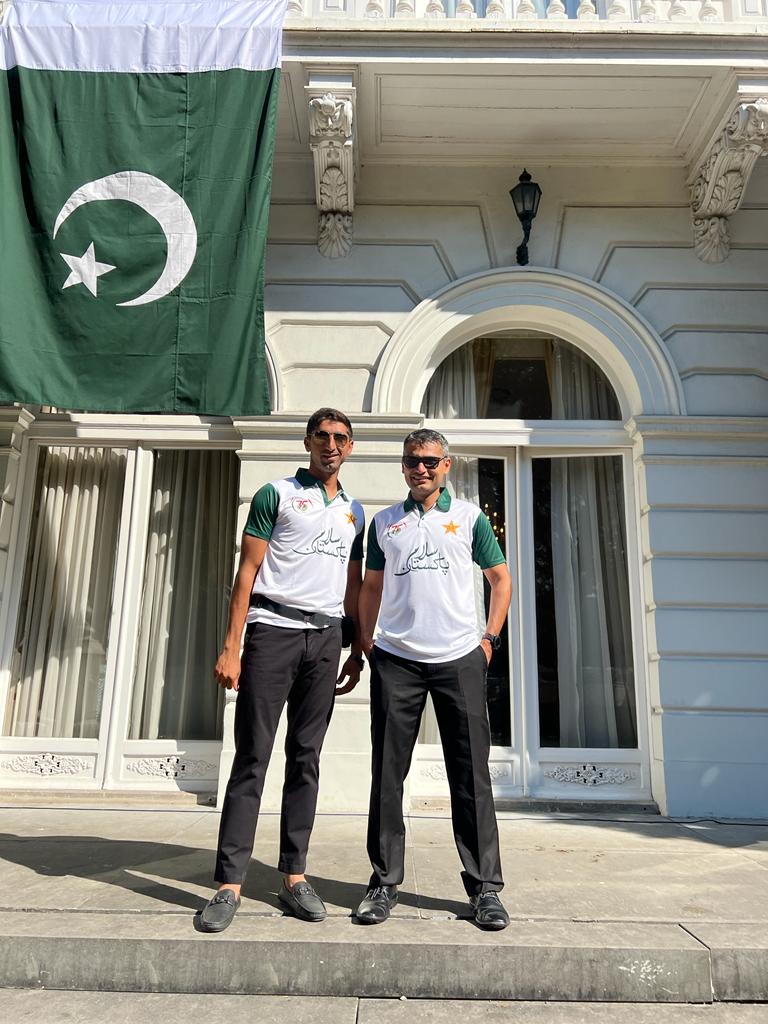 CricDoctor's tweet photo. Celebrating Independence Day with a Champion Pakistani @ShahnawazDahani https://t.co/GMOElUJMHZ