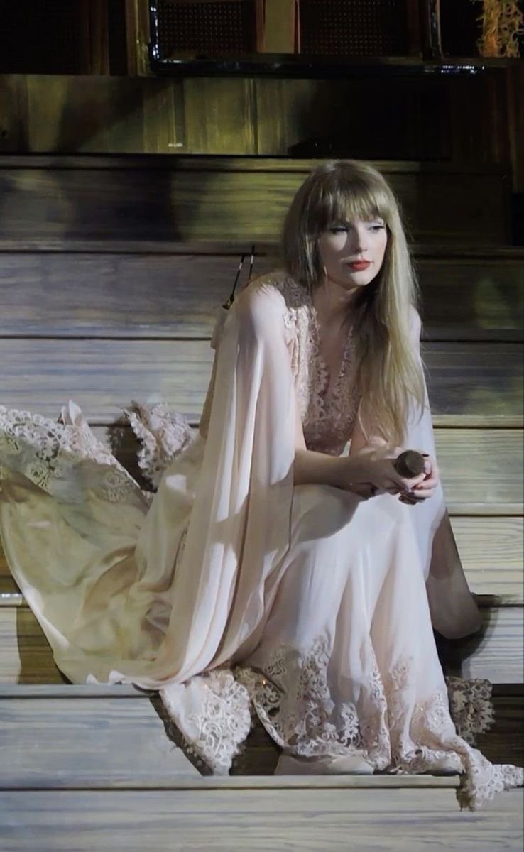 louxswift13's tweet photo. “Pero vos sostuviste tu orgullo como debiste sostenerme a mí”. 
— Taylor Swift https://t.co/hO2p1bjhJL