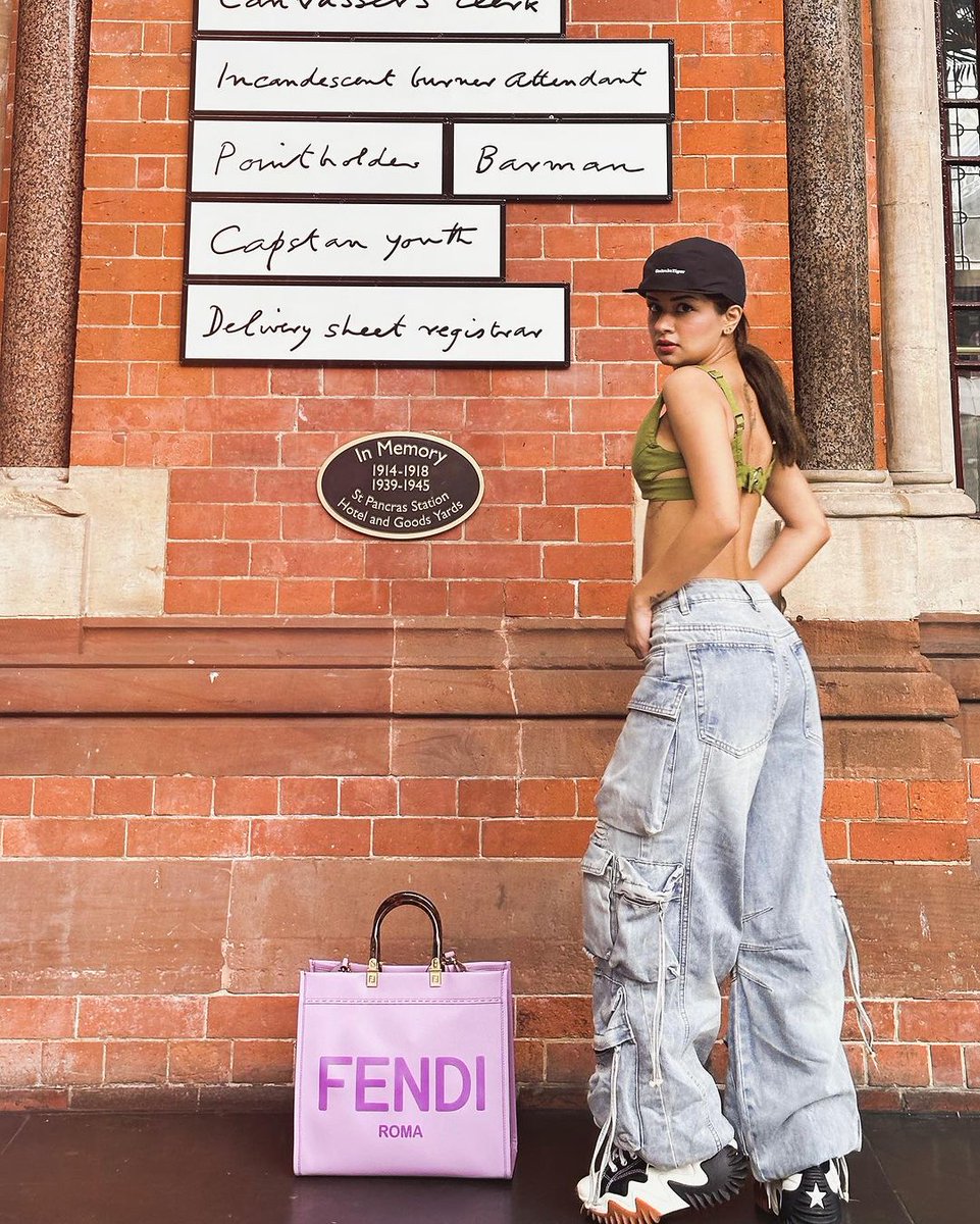 talkingbling's tweet photo. Gorgeous girl #AvneetKaur looks absolutely ravishing in this street style as she enjoys her vacation to the fullest 🔥
.
.
Ain't you?
.
.
#AvneetKaur #actress #streetsyle #stylishgirl #baggylook #bollywoodfashion #bollywoodgirl #bollywoodvibe #bollywoodfashion #TalkingBling https://t.co/GqcKIGs5Gh