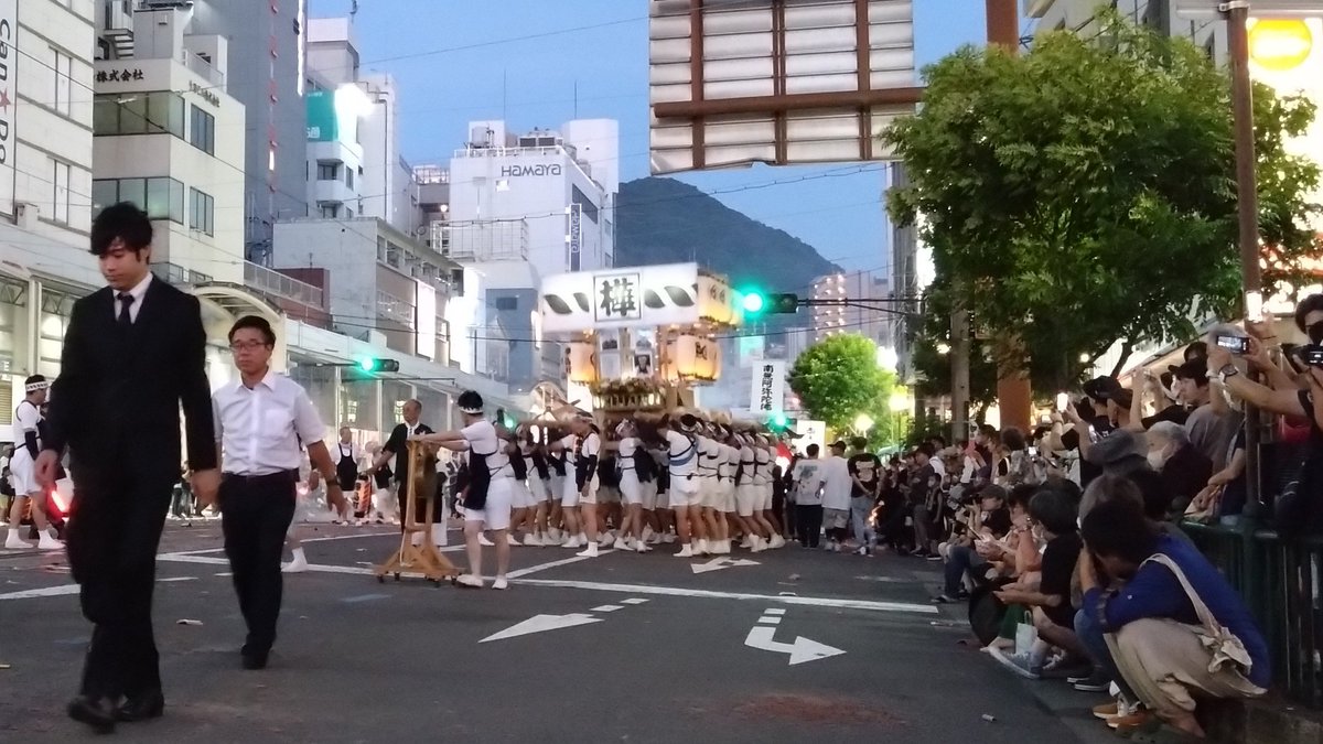 nagasakishikoho's tweet photo. 【今年も爆竹が鳴り響く精霊流し】
精霊流しは、逝去した人の遺族が故人の霊を弔うために毎年8月15日に行われる伝統行事。故人の趣味や趣向が盛り込まれた特徴的な船を遺族がひきながら街中を練り歩き、故人を極楽浄土へ送り出していました。
#長崎市 #精霊流し #精霊流 #爆竹 #花火 https://t.co/Ku7WOwSXMY