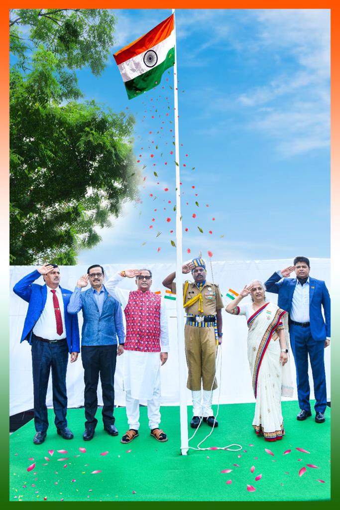 IOBIndia's tweet image. 🇮🇳 Celebrating 77th Independence Day, Indian Overseas Bank (@IOBIndia) hosted a grand parade, hoisting the flag by Shri Ajay Kumar Srivastava, MD &amp;amp; CEO. The event showcased unity, with participants led by Shri Ajay Kumar Srivastava taking the Pledge of National Integration,…