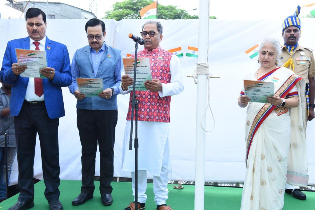 IOBIndia's tweet image. 🇮🇳 Celebrating 77th Independence Day, Indian Overseas Bank (@IOBIndia) hosted a grand parade, hoisting the flag by Shri Ajay Kumar Srivastava, MD &amp;amp; CEO. The event showcased unity, with participants led by Shri Ajay Kumar Srivastava taking the Pledge of National Integration,…
