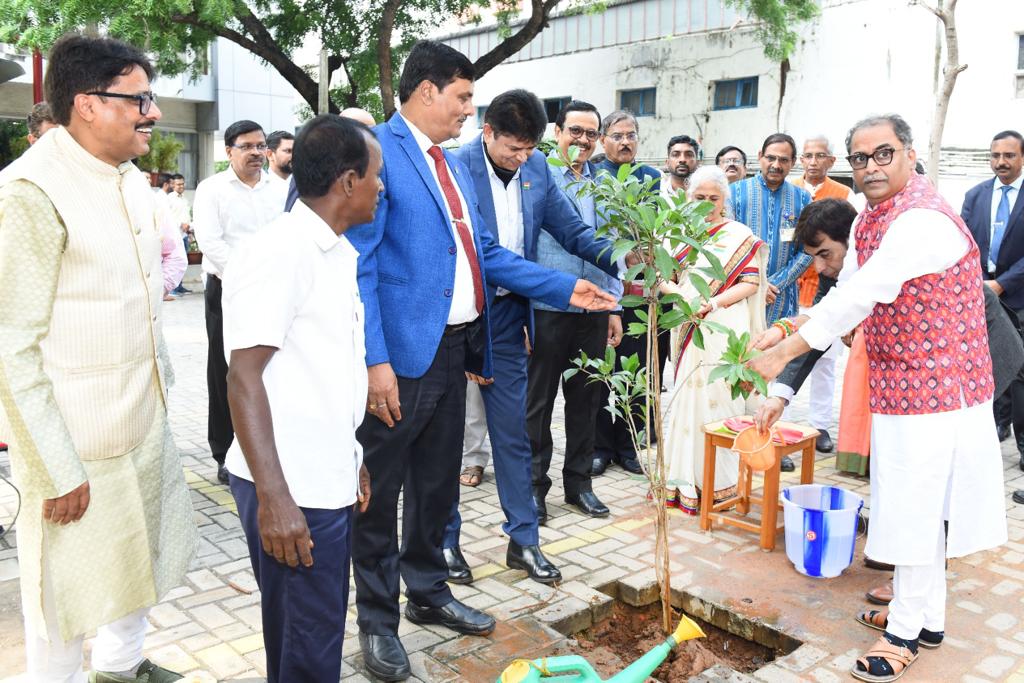 IOBIndia's tweet image. 🇮🇳 Celebrating 77th Independence Day, Indian Overseas Bank (@IOBIndia) hosted a grand parade, hoisting the flag by Shri Ajay Kumar Srivastava, MD &amp;amp; CEO. The event showcased unity, with participants led by Shri Ajay Kumar Srivastava taking the Pledge of National Integration,…