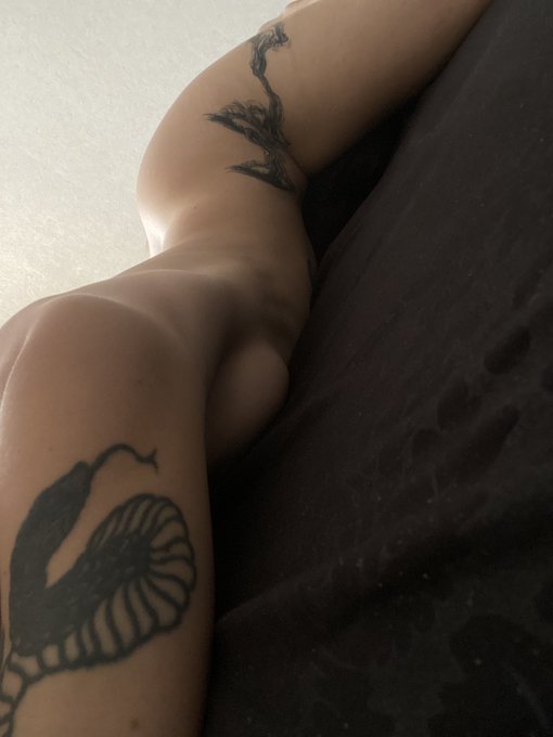 Не встану, пока кто-то не сделает мне массаж https://t.co/bwOPnwArUP<a href="/tag/%D0%BD%D1%8E%D0%B4%D1%81%D0%BE%D1%87%D0%B5%D1%82%D0%B2%D0%B5%D1%80%D0%B3"class="tags"><span>#нюдсочетверг</span></a>