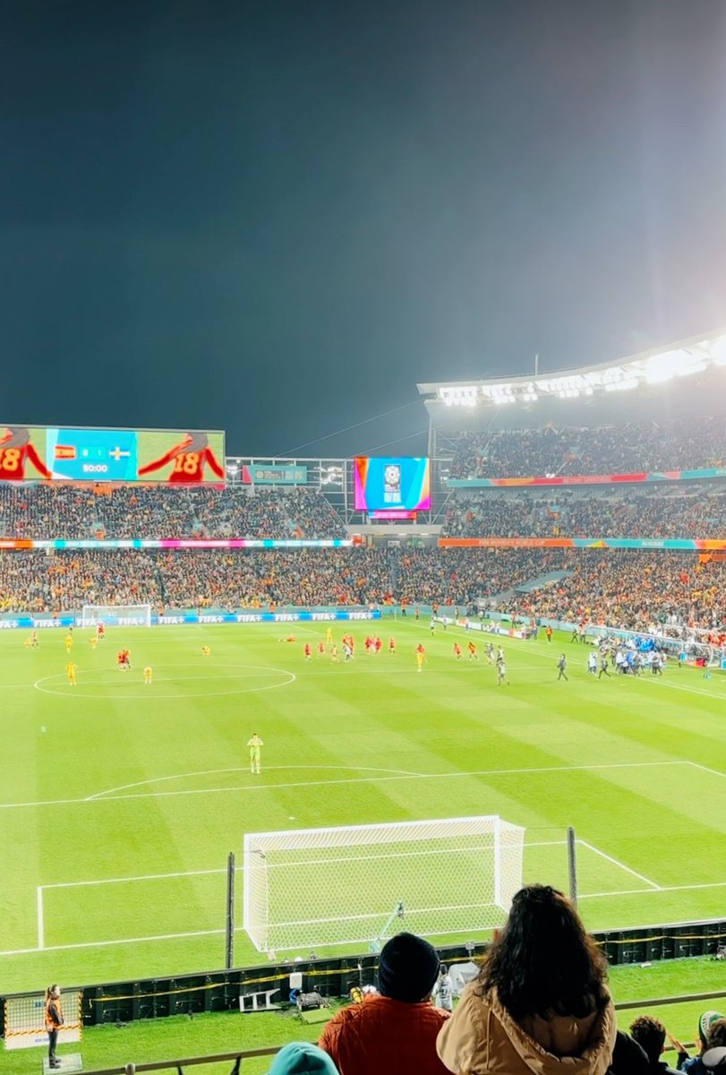 GuilleCasquero's tweet photo. Me he abrazado con muchos españoles en la puerta del Eden Park, veo a periodistas con lágrimas en los ojos, la afición sin voz, todos abrazándonos…

Lo de hoy en Auckland es histórico. Es historia de verdad. Estamos en la final de un Mundial.

VAMOS. VAMOS. VAMOS. https://t.co/McoWbzuNgy