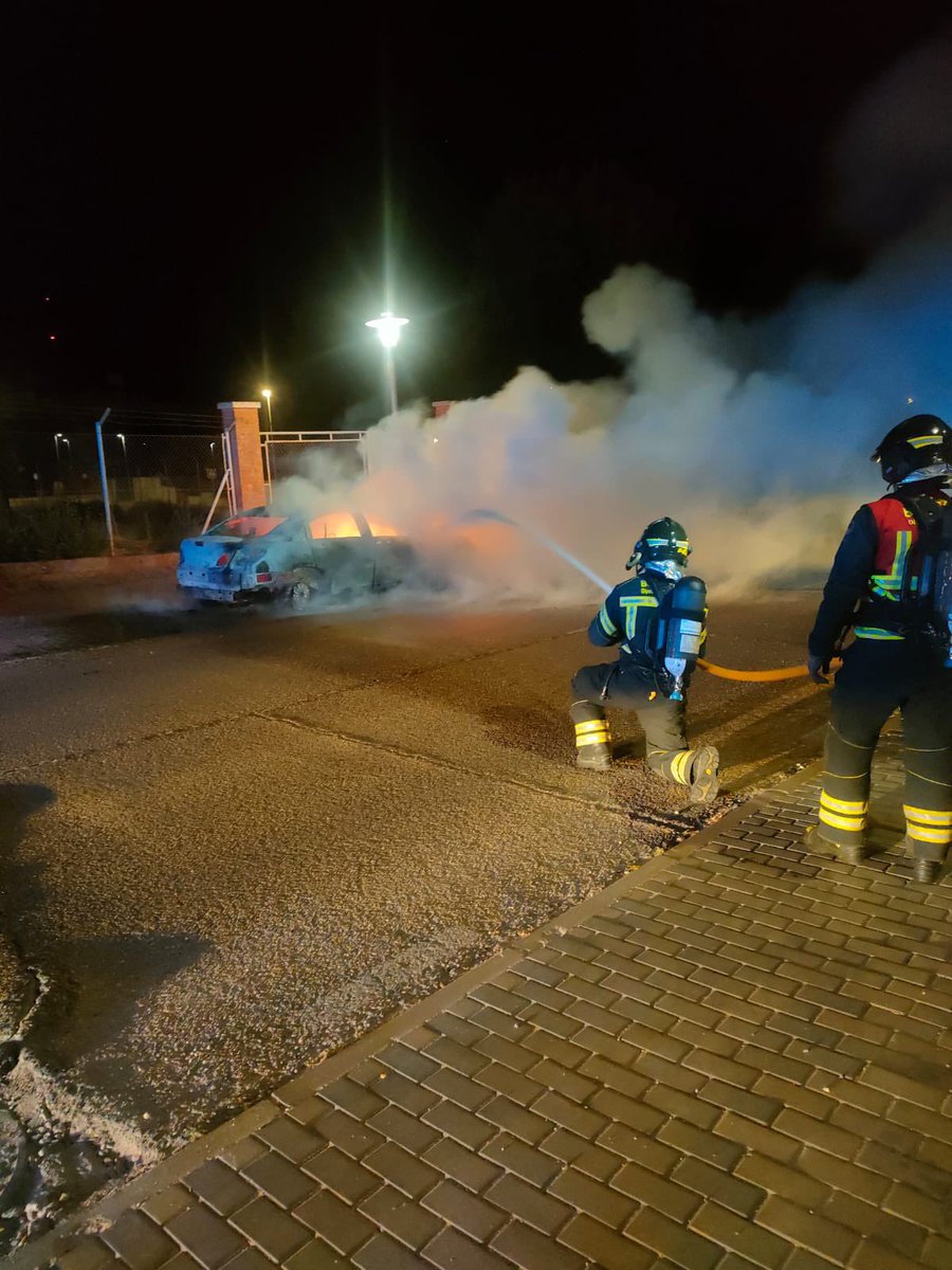 BomberosDip_VLL's tweet photo. 🚒 Extinguimos el incendio producido en un turismo en La Cistérniga. https://t.co/ZS0uhX4Y9Q