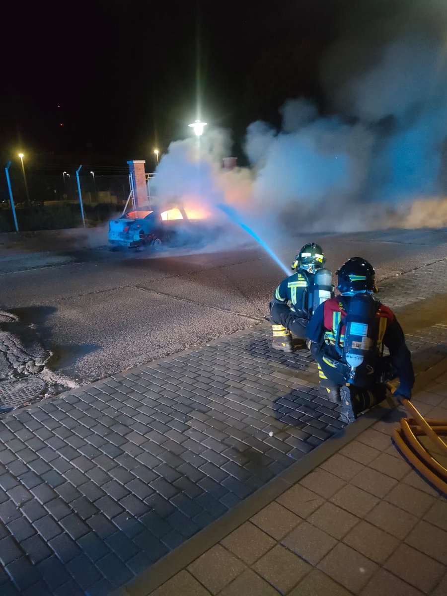 BomberosDip_VLL's tweet photo. 🚒 Extinguimos el incendio producido en un turismo en La Cistérniga. https://t.co/ZS0uhX4Y9Q
