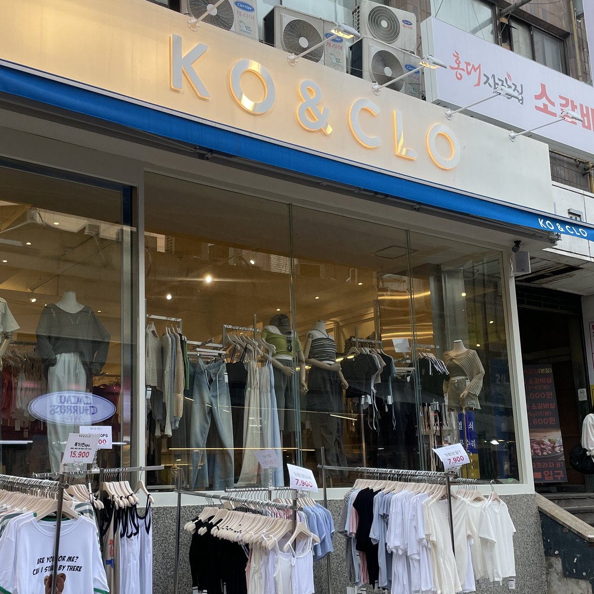OOurday's tweet photo. ホンデでみんな同じ紙袋持ってるな、、って思ったらここのショプバだった、、！先週できたばっかりの洋服屋さん"ko &amp;clo"🤍✨今っぽくてかわいいのにとにかく安いの、、レディースにメンズまで種類も豊富！！ホンデきたら絶対寄る服屋さんになりそう、、 https://t.co/xRWcHg9wY2
