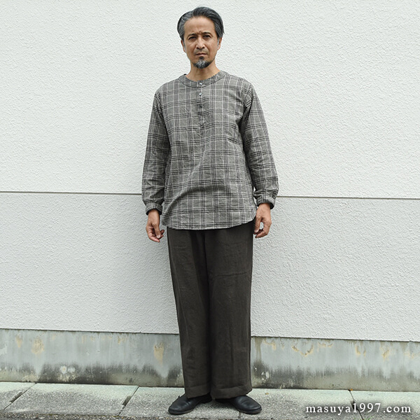 MASUYA1997's tweet photo. DjangoAtour 新作 “antiqued german linen shirt Ⅱ”
このヘンリータイプのプルオーバーシャツは、スモック風のややゆるめのサイズ感や、ネック周りと袖パターンとの絶妙なバランスなど、アンティークジャーマンの着こなしから妄想を膨らませたジャンゴならではの１枚です。
https://t.co/L3gNezeCUk https://t.co/RUESRsVBjj