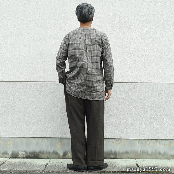 MASUYA1997's tweet photo. DjangoAtour 新作 “antiqued german linen shirt Ⅱ”
このヘンリータイプのプルオーバーシャツは、スモック風のややゆるめのサイズ感や、ネック周りと袖パターンとの絶妙なバランスなど、アンティークジャーマンの着こなしから妄想を膨らませたジャンゴならではの１枚です。
https://t.co/L3gNezeCUk https://t.co/RUESRsVBjj
