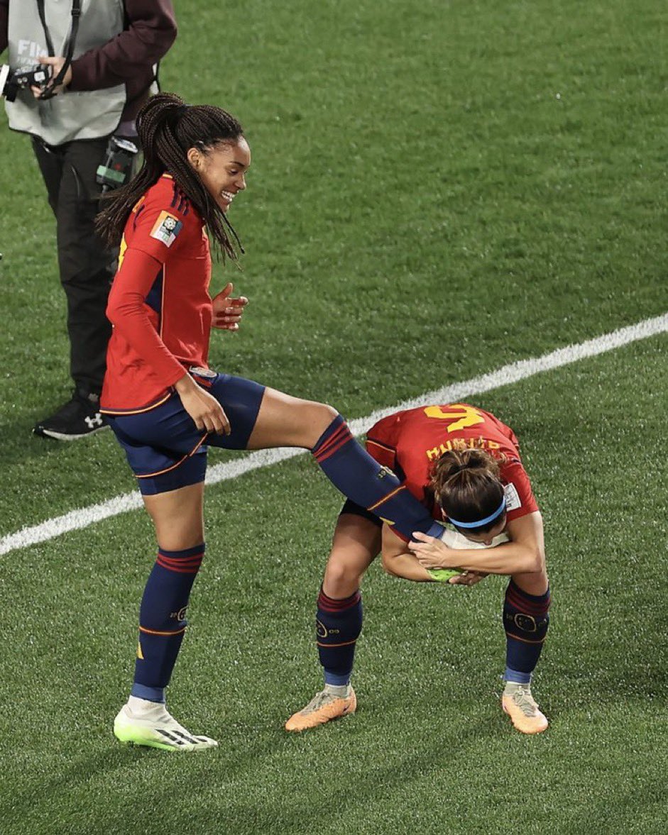 anaislopez23's tweet photo. Aitana Bonmatí representando a absolutamente toda España en esta foto https://t.co/zTYRkfap4r