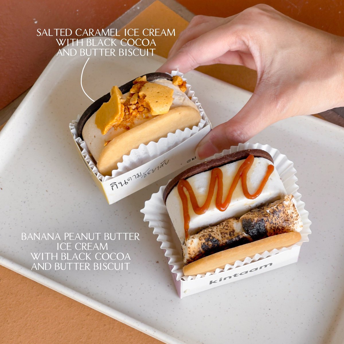 ThaNudChim's tweet photo. #คาเฟ่ไอศกรีมแซนวิชโฮมเมดเปิดใหม่ที่สาทร

🍨🍪 แง้ อยากกินอีกแล้ววว กับคาเฟ่สุดคิ้ว “Kintaam BKK” นางเป็นร้านไอศกรีมแซนวิชโฮมเมด ที่น้องเคยกินตอนงาน Goodfood แต่ร้านประจำนางอยู่เชียงใหม่ ตอนนี้มาเปิดที่สาทรซอย 11 แล้ว ร้านเล็กๆ ไม่มีที่นั่ง เป็นเน้น Takeaway และสั่ง Delivery แต่ร้านน่ารักมาก

ตัวเมนูนางจะเลือกได้หมดเลย DIY เองงได้เลยตั้งแต่ ไอศกรีม บิสกิต ซอส หรือ topping เองก็ตาม ไอศกรีมมีหลายรสมากทั้ง
🍯 Salted Caramel 
🍌 Banana Peanut Butter
🌾 White Malt
🍫 Chocolate & Cookies 
💕 Pink Milk
🧡 Thai Milk Tea & Longan
☕️ Coffee & Macadamia

🍨🥯 น้องสั่งเป็นตัว Salted Caramel และ Banana Peanut Butter แล้วเลือกบิสกิต 2 รส เลือกซอส เลือกท็อปปิ้ง เพิ่มฟรีด้วยนะ ไปเลิฟ อร่อยมาก ชอบมาก อยากกลับไปกินอีกเลย (ชิ้นละ 75 บาท)

📍 สาทรซอย 11 (เดินเข้าซอย 500 เมตร)
⏰ 12.00-21.00
🚙 ไม่มีที่จอดรถ
🚝 BTS Saint Louis