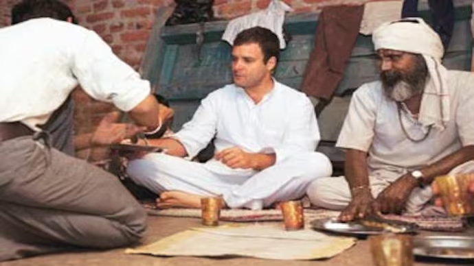 tonybekkal's tweet photo. 1. 2011లో ఉత్తర ప్రదేశ్ లోని ఝాన్సీ జిల్లా మేంద్కీ గ్రామంలోని దళిత కుంటుంబంతో రాహుల్ గాంధీ భోజనం.
2. 2016లో మధ్యప్రదేశ్ లోని మౌ జిల్లా భారాగాన్ గ్రామంలోని దళిత కుంటుంబంతో రాహుల్ గాంధీ భోజనం.
3. 2018లో ఉత్తర ప్రదేశ్ లోని దళిత కుంటుంబంతో రాహుల్ గాంధీ భోజనం.
4. 2023లో ఢిల్లీలోని తన నివాసంలో దళిత వ్యక్తితో రాహుల్ గాంధీ భోజనం.

ఇక్కడ చర్చించాల్సింది, దళితుడితో రాహుల్ ఏ టేబుల్ మీద కూర్చుని అన్నం తిన్నారని కాదు, ఆ దళిత కుటుంబాల్లో ఏం మార్పు తీసుకువచ్చారని.
ఎన్నికలు వచ్చిన ప్రతీసారి ఇలా వారి దరిద్రంతో రాజకీయాలు చేయడం తప్పితే.. వారి కోసం ఏమైనా పీకారా అని చర్చించాలి.

రాజ్యాంగం అమలులోకి వచ్చి 75 ఏళ్లు. ఇందులో కాంగ్రెస్ పార్టీ 60 ఏళ్లు ఈ దేశాన్ని పాలిచింది. అయినా దళితులతో కలిసి భోజనం చేయడం ఇప్పటికే వింతే. ఈ దరిద్రానికి 90% బాధ్యులు ఈ గాంధీ కుటుంబమే..
ఈయన ముత్తాత నెహ్రూ నుంచి తండ్రి రాజీవ్ గాంధీ వరకు.. ఒక్కసారైనా వారి గురించి ఆలోచించి ఉంటే.. ఈరోజు దళితులతో కూర్చొని భోజనం చేయడం వార్త అయ్యేది కాదు.
దళితులు దరిద్రంలోనే ఉండాలి,
వాళ్లను కొట్టి చంపుతూనే ఉండాలి,
వారిపై రేపులు చేస్తూనే ఉండాలి
మేం అప్పుడప్పుడు వచ్చి ఇలా ఫొటోలు దిగాలి.
గాంధీ కుటుంబం ఎప్పుడూ ఇలాగే ఆలోచిస్తుంది.
రాహుల్ గాంధీ ఆ వారసత్వాన్ని అద్భుతంగా కొనసాగిస్తున్నారు.