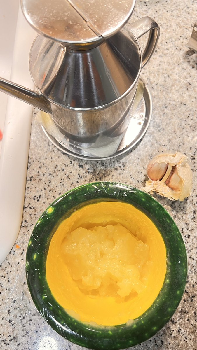 XavierLleonartM's tweet photo. Preparant el #dinar, #allioli: #all #oli #sal i #morter https://t.co/pOiCowUOK8